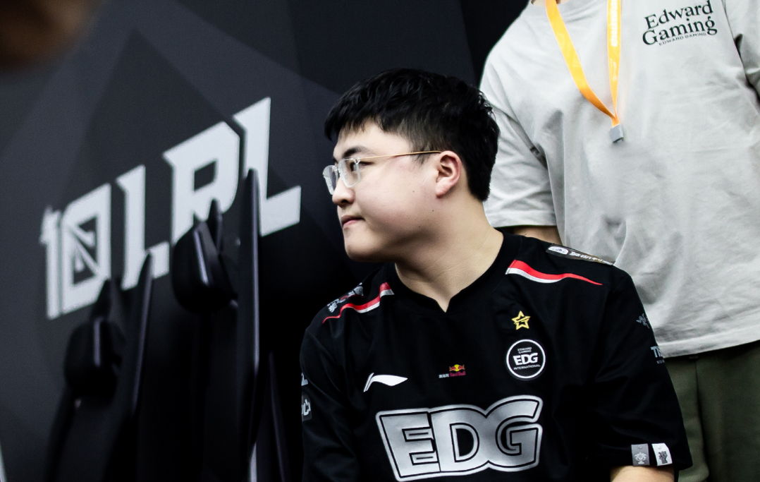 FLY轻取TES，Uzi线上压制力十足宿命之战八强赛，点燃全场激情