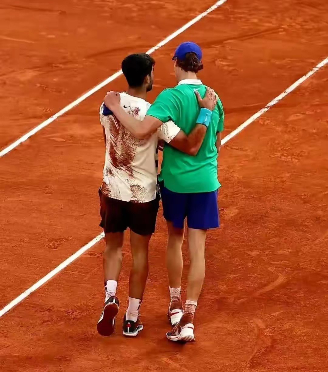 意大利网球队鏖战法国网球队,费德勒制霸全场 意大利网球队鏖战法国网球队,费德勒制霸全场