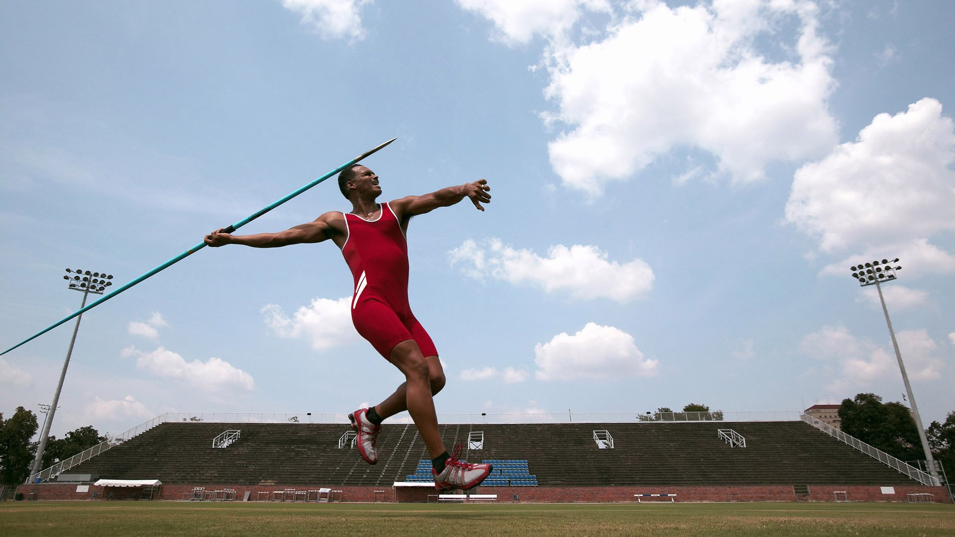 开云体育中国-当巴黎的星光遇见米兰的坚韧，格列兹曼的火焰，如何映照足球世界的两极美学