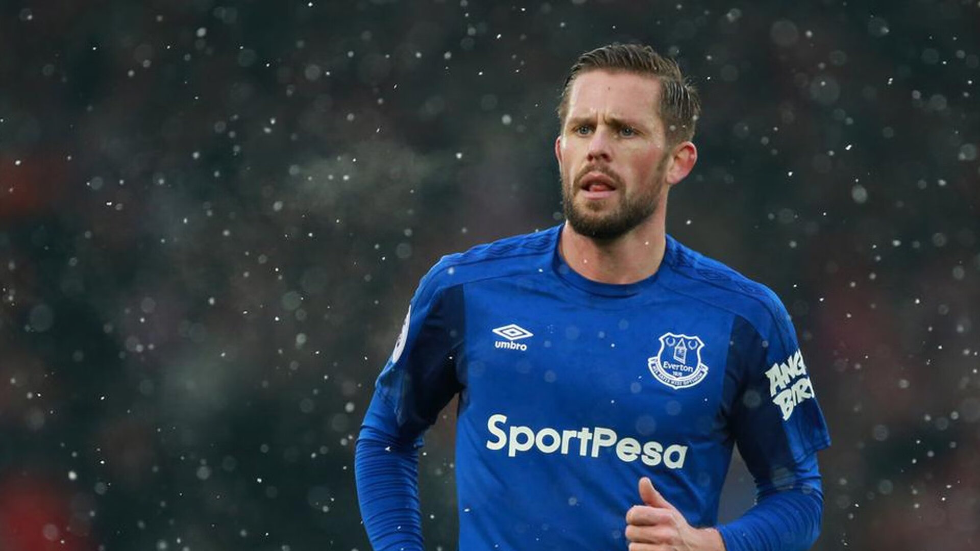 开云体育入口-绿茵场与篮球馆的双重奏，当国家德比悬念丛生，黄蜂已悄然蛰刺鹈鹕